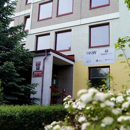 Auberge de jeunesse Km House Cerny Most à Prague Extérieur photo