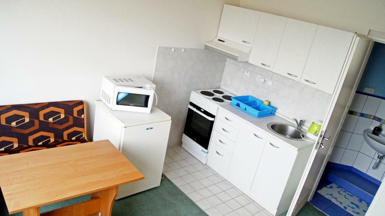Auberge de jeunesse Km House Cerny Most à Prague Extérieur photo