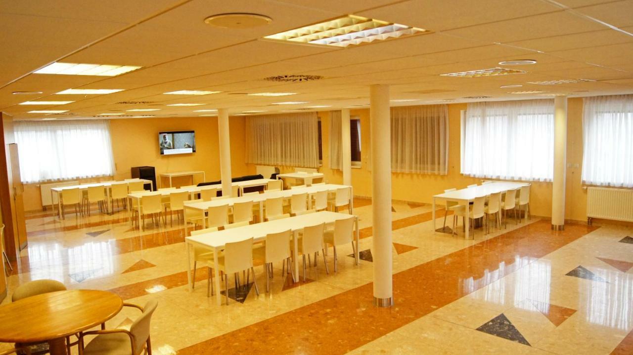 Auberge de jeunesse Km House Cerny Most à Prague Extérieur photo