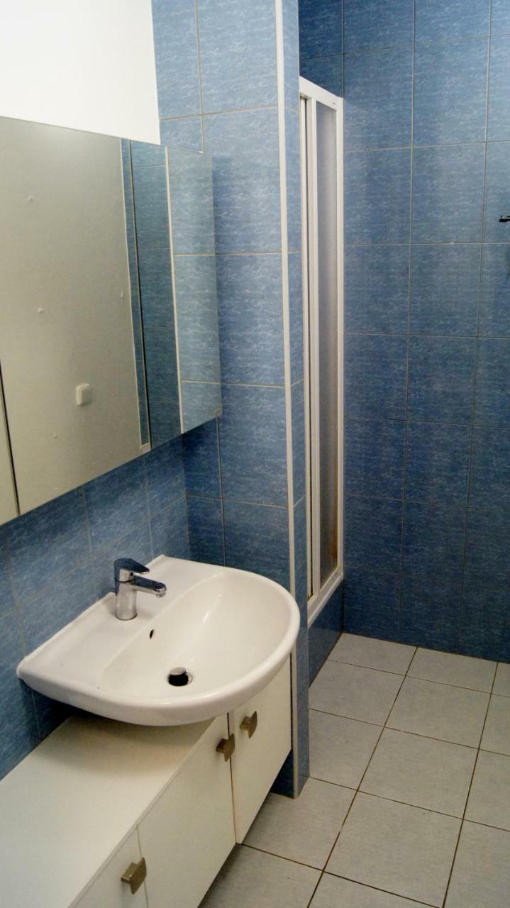 Auberge de jeunesse Km House Cerny Most à Prague Extérieur photo