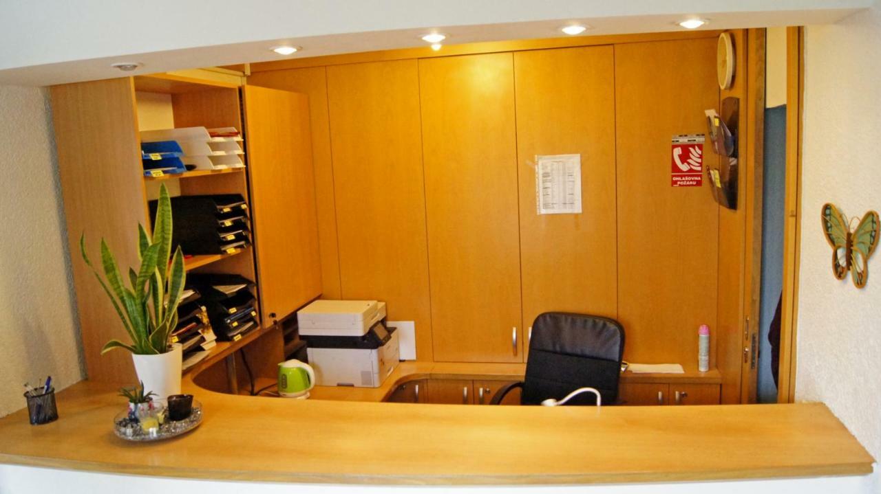 Auberge de jeunesse Km House Cerny Most à Prague Extérieur photo