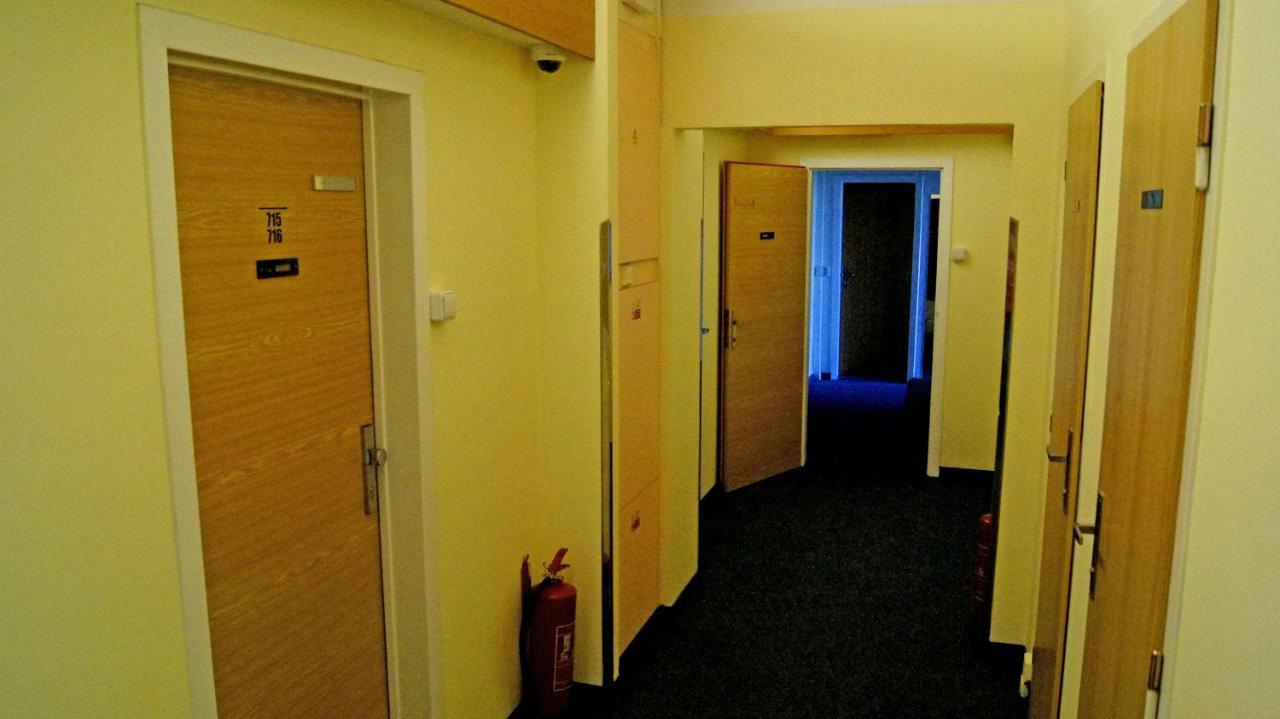 Auberge de jeunesse Km House Cerny Most à Prague Extérieur photo
