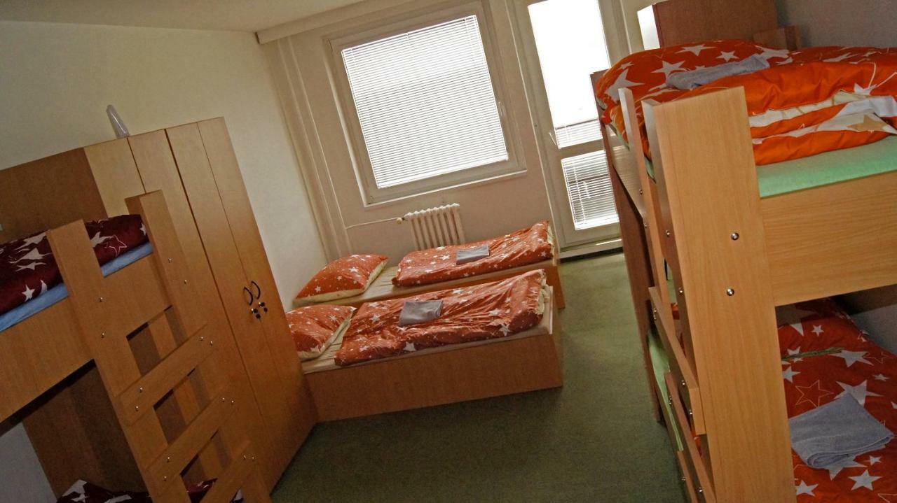 Auberge de jeunesse Km House Cerny Most à Prague Extérieur photo