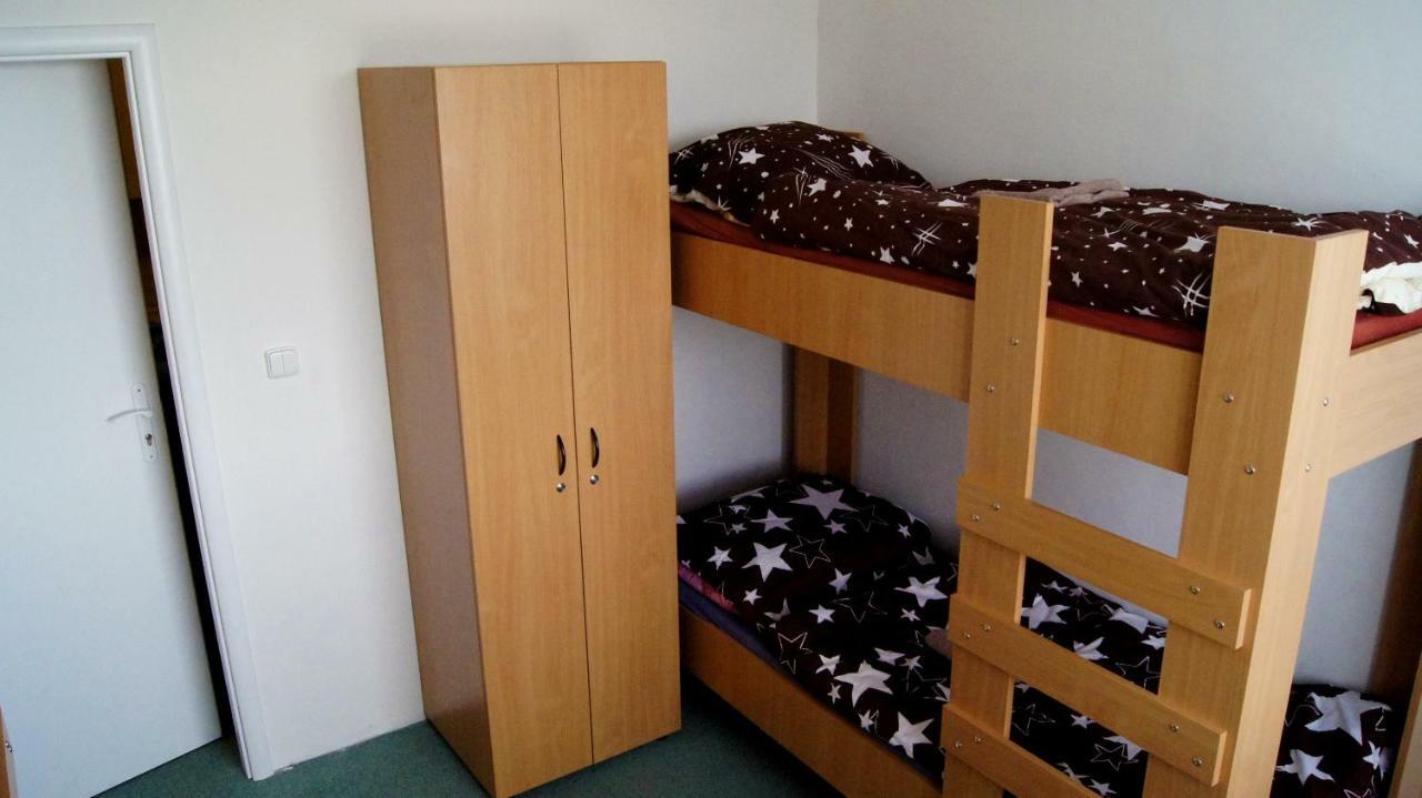 Auberge de jeunesse Km House Cerny Most à Prague Extérieur photo